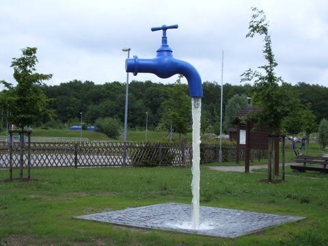 Blauer schwebender Wasserhahn