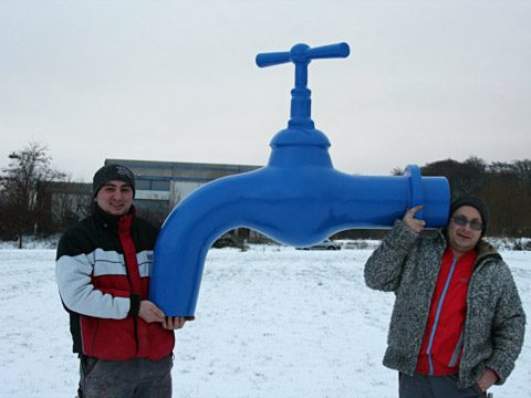 Riesiger Wasserhahn