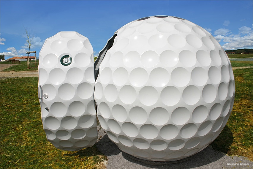 Kunststoff Golfball mit Tür als Toilette