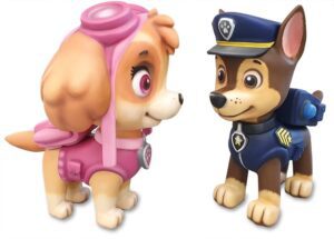 Zwei riesige Paw Patrol GFK-Figuren schauen sich an