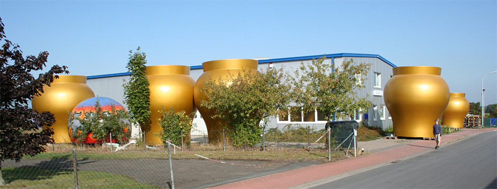 5 Goldene Riesenvasen vor der Produktionsstätte in Nienstädt
