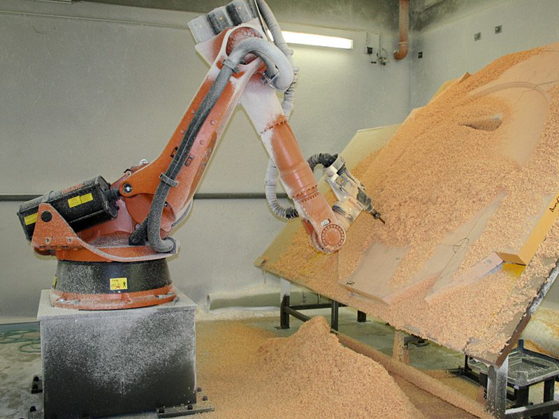 Milling the formwork for a concrete ceiling made of rigid foam