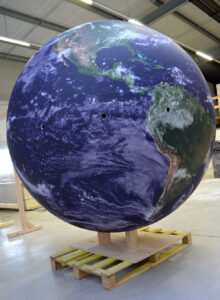 Riesiger GFK-Globus aus der Satellitenansicht.