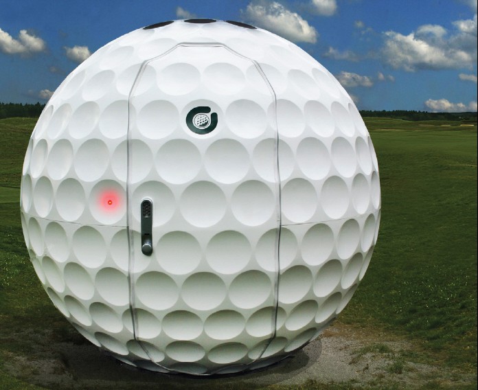 Begehbarer Golfball aus GFK