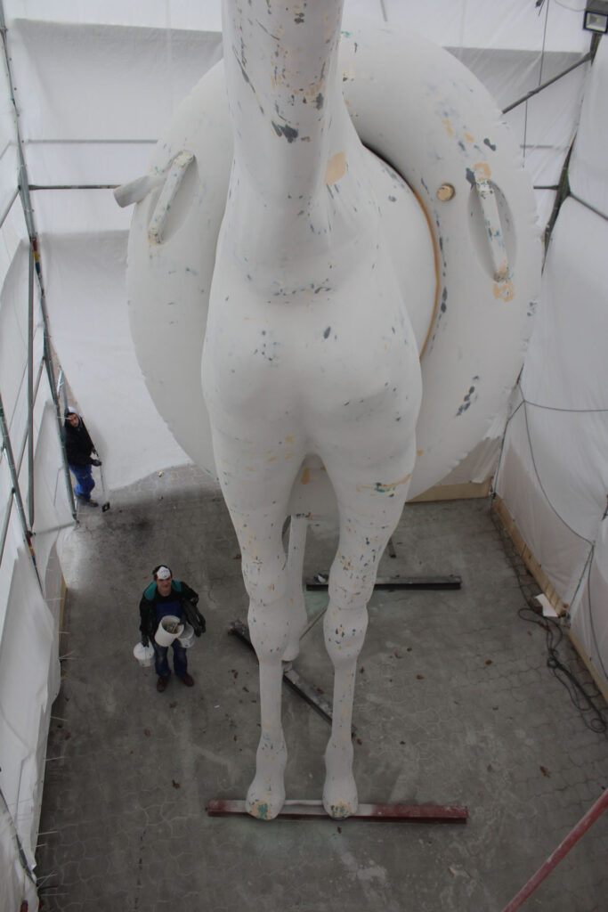 Surface treatment before painting the XXL giraffe made of plastic (CFRP)