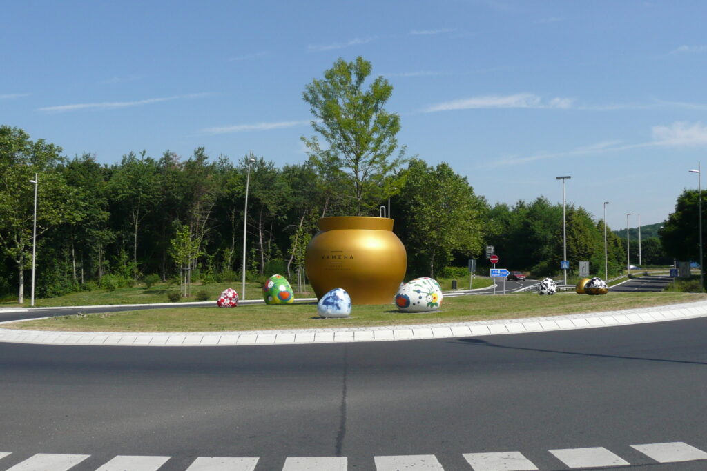 Goldene GFK-Riesenvase im Kreisel