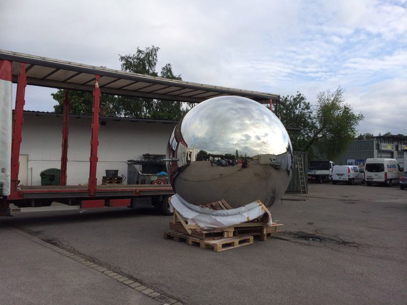 Sphere with mirror surface