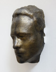 Ein großer Styropor Kopf mit Bronze Farbe beschichtet
