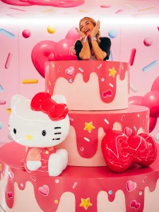 Eine große Hello Kitty Figur aus Kunststoff steht auf einer großen Torte, sie feiert ihren 50. Geburtstag