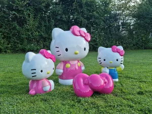 drei riesige Hello Kitty Figuren auf einer Wiese