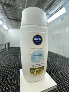 Eine riesige Kunststoff-Verpackung von Nivea Creme als Nachbildung