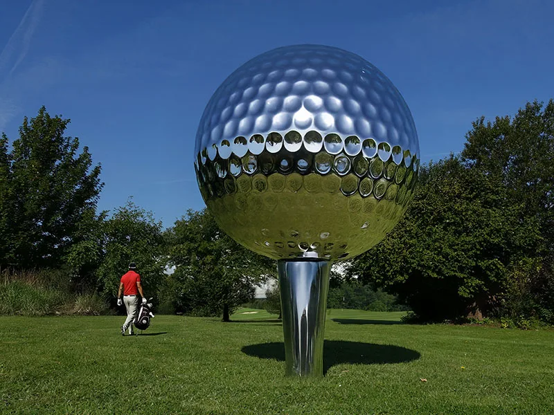 Riesengolfball aus Edelstahl - ein Hingucker aus der Ferne