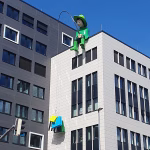 Eine riesige bunte Anglerfigur auf dem Dach eines Geschäftsgebäude in Hannover
